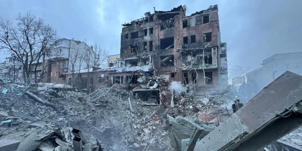 بث مباشر الحرب في أوكرانيا: ارتفاع عدد قتلى التفجيرات الروسية يوم الجمعة في خاركيف إلى ستة قتلى