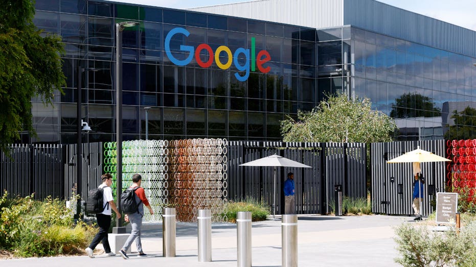 العمال يدخلون مبنى في الحرم الجامعي لمقر شركة Google في 23 يوليو 2025 في ماونتن فيو، كاليفورنيا. أعلنت شركة Alphabet، الشركة الأم لشركة Google، عن أرباح أفضل من المتوقع في الربع الثاني بإيرادات بلغت 96.43 مليار دولار مقارنة بتوقعات المحللين البالغة 94 مليار دولار.
