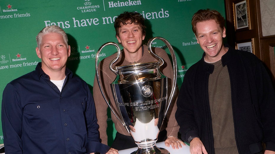 مشجعو كرة القدم أمام كأس دوري أبطال أوروبا