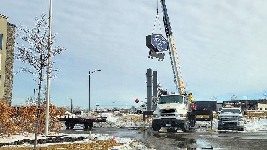 تمت إزالة اللافتة المناهضة لفندق هيلتون في ولاية مينيسوتا