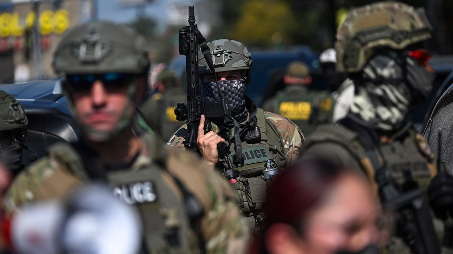 استعد الضباط الفيدراليون للسير في الشوارع.