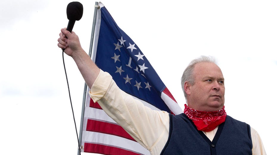 نائب الدولة الجمهوري جيم والش يتحدث في تجمع حاشد