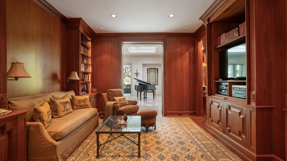 يضم المنزل أيضًا مكتبة.