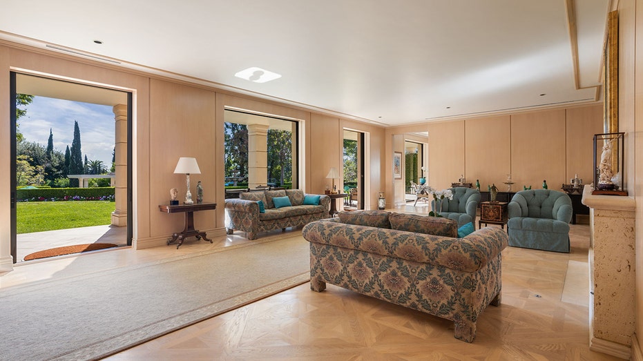 تحتوي غرفة المعيشة على مدفأة وإمكانية الوصول إلى الفناء.