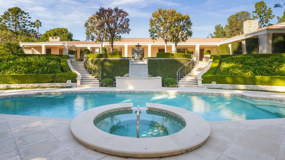 يحتوي الفناء الخلفي أيضًا على حوض سباحة بيضاوي.