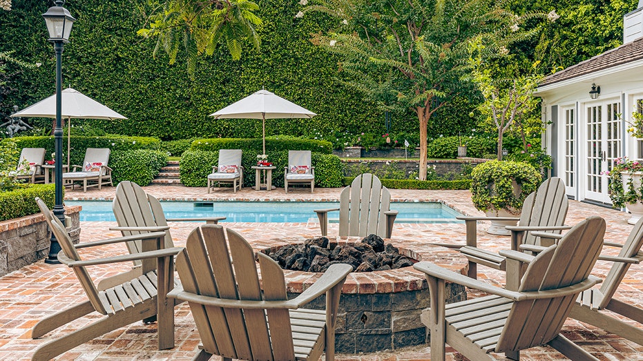 يحتوي الفناء الخلفي على حفرة نار