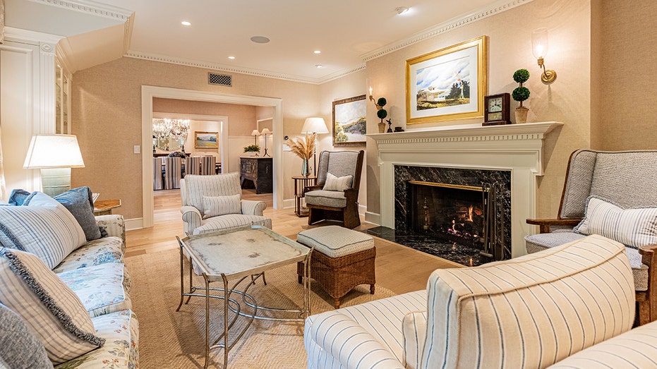 وتحتوي غرفة المعيشة على مدفأة تعمل بالحطب.