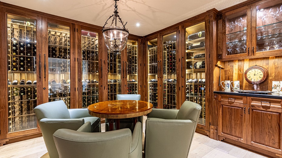 غرفة نبيذ بها طاولة وكراسي في المنتصف.