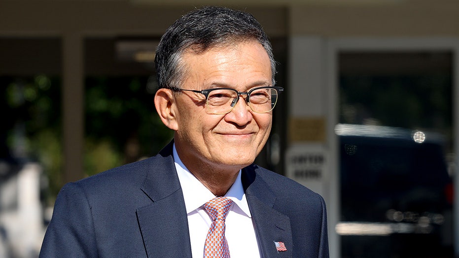 الرئيس التنفيذي لشركة إنتل ليب بو تان يغادر البيت الأبيض بعد اجتماع.