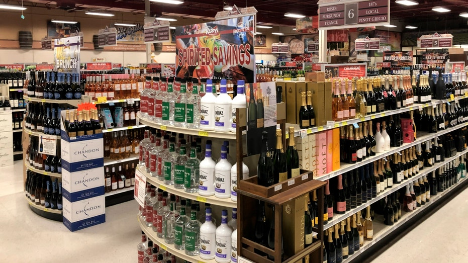 النبيذ والمشروبات الروحية الفاخرة في كابي في فالماوث، ماساتشوستس.