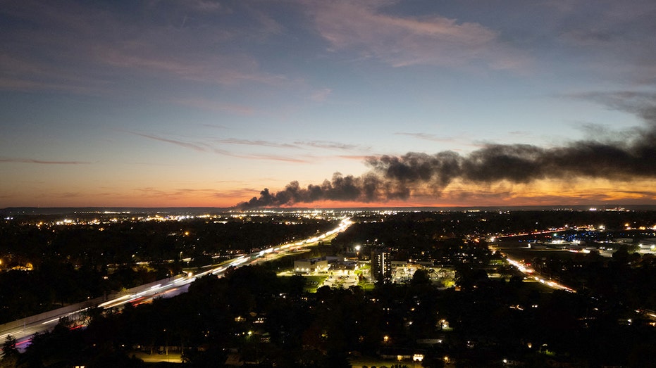 دخان يتصاعد من موقع تحطم طائرة شحن تابعة لشركة UPS