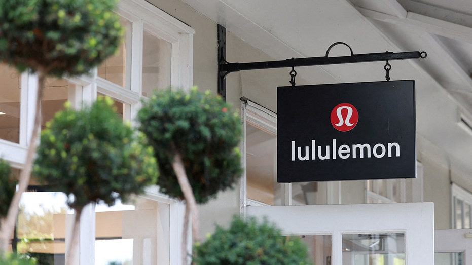 شعار Lululemon على لافتة خارج أحد متاجر البيع بالتجزئة