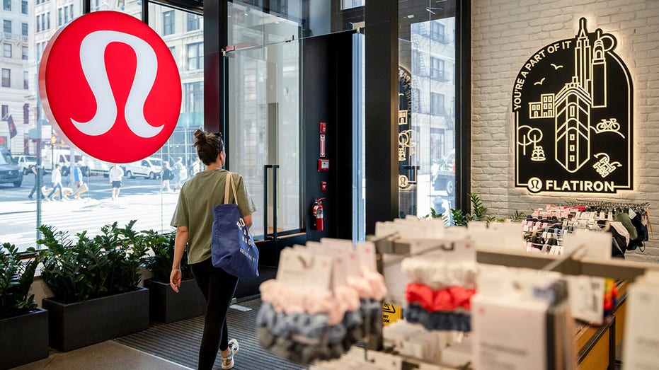 عميل يخرج من متجر Lululemon في نيويورك.