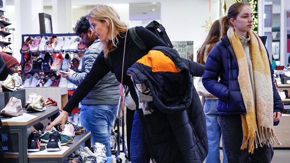 يبحث العملاء عن المنتجات خلال عروض الجمعة السوداء في متجر Macy's في مدينة نيويورك.