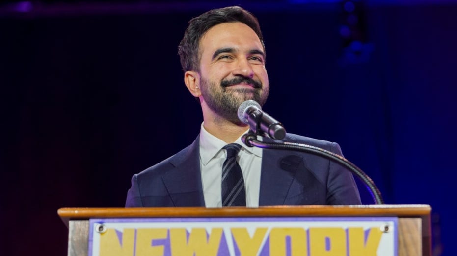 زهران ممداني يتحدث إلى الناخبين.