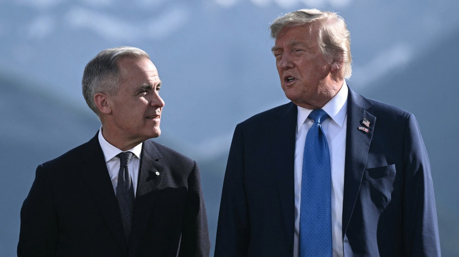 يتحدث رئيس الوزراء الكندي مارك كارني والرئيس ترامب.