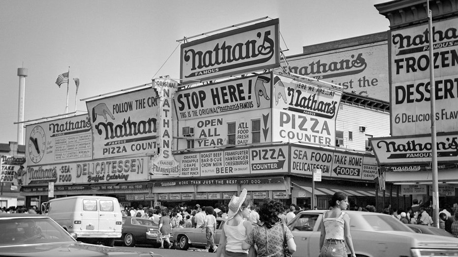 صورة لكشك نقانق ناثان الشهير في السبعينيات