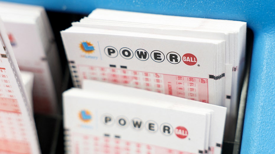 أكوام من قصاصات لعب Powerball الفارغة مرتبة على طاولة اليانصيب في متجر خمور معروف في كاليفورنيا.