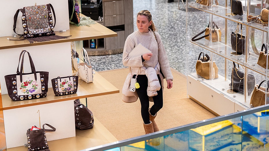 متسوق داخل متجر ساكس فيفث أفينيو الرئيسي في مدينة نيويورك