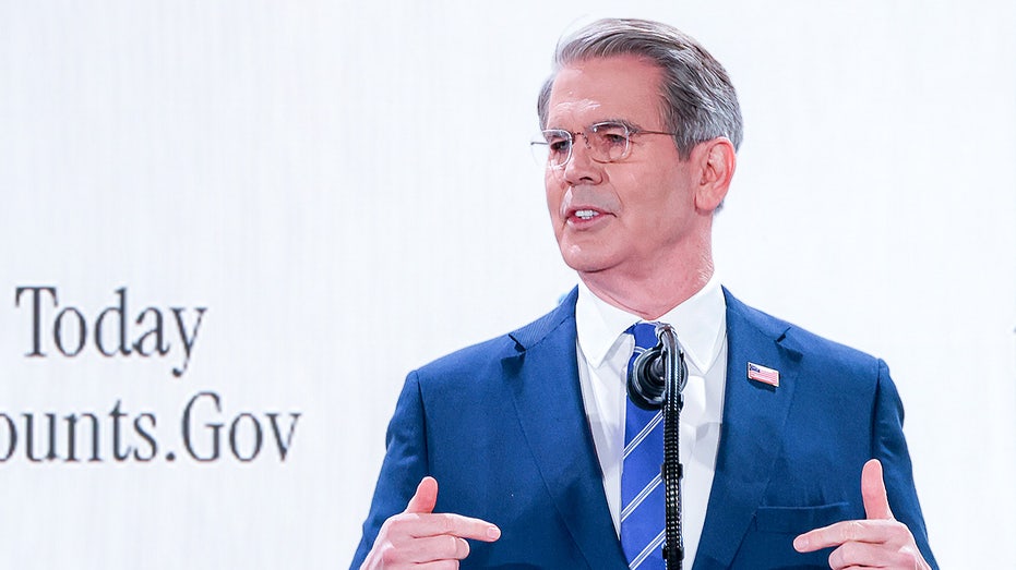 سكوت بيسنت يتحدث على المنصة خلال حدث قمة رسمي.