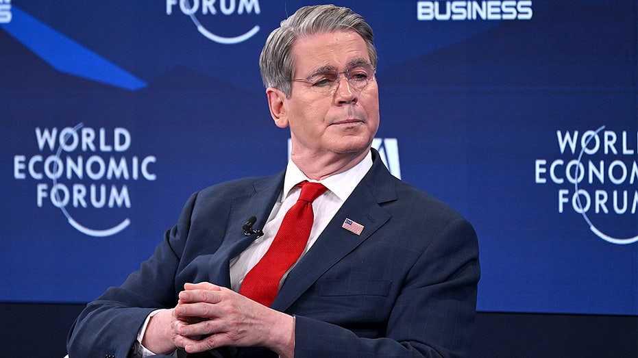 سكوت بيسنت يتحدث في مؤتمر دولي.