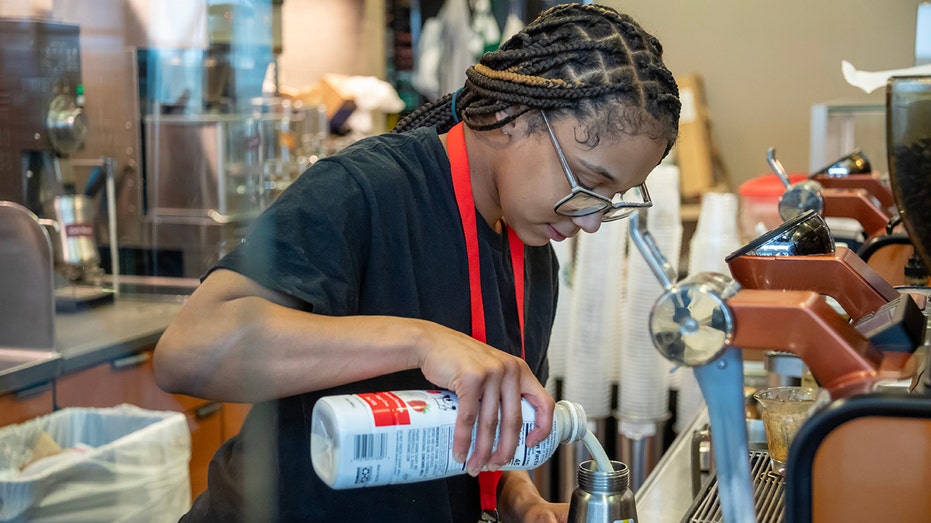 باريستا ستاربكس يصنع مشروبًا