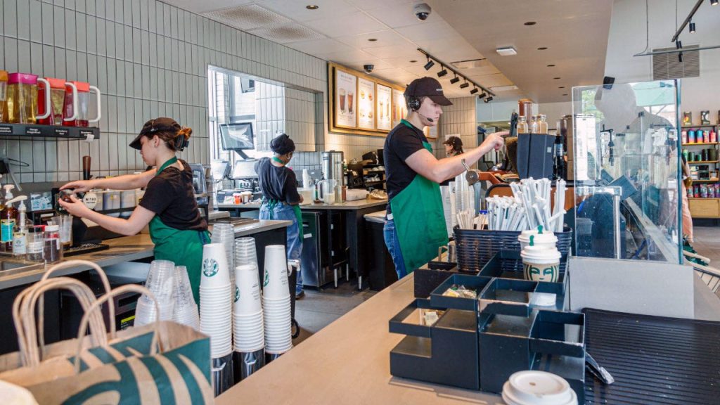 تظهر خطة التحول لشركة ستاربكس واعدة في الولايات المتحدة مع عودة نمو المبيعات لأول مرة منذ عامين