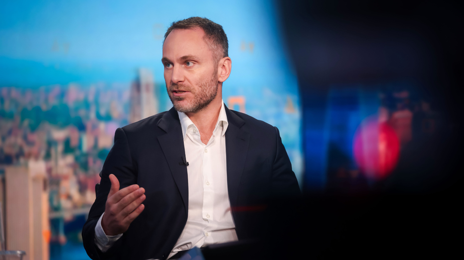 الرئيس التنفيذي لشركة Tether باولو أردوينو يتحدث إلى الصحفيين خلال مقابلة متلفزة.