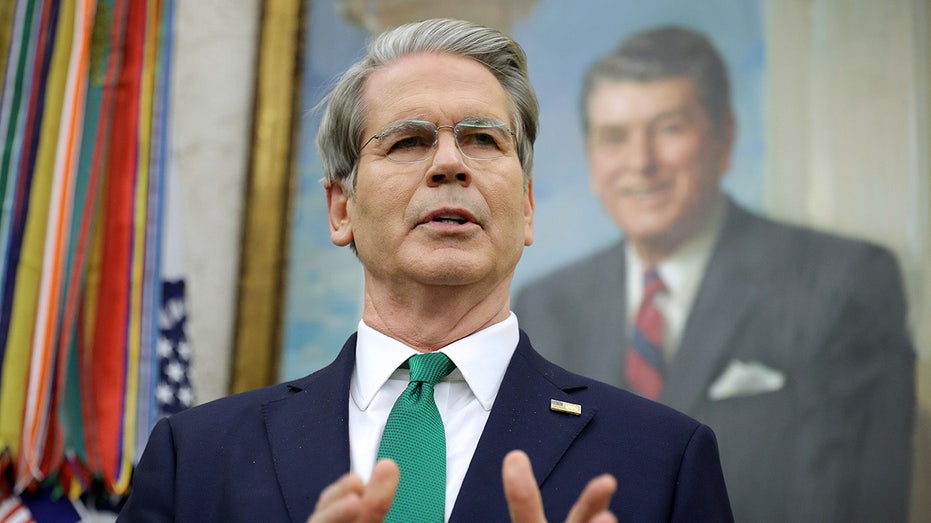 وزير الخزانة سكوت بيسينت أمام صورة لرونالد ريغان