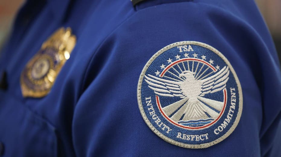 أحد عملاء TSA يرتدي رقعة على زيه العسكري.