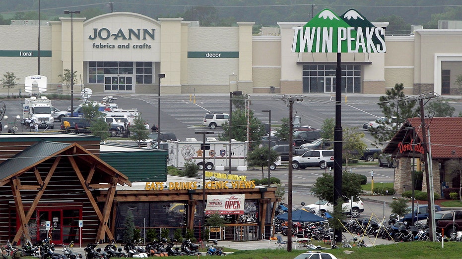 مبنى القمم المزدوجة والعلامة