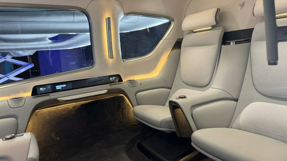 منظر داخلي للمقاعد داخل طائرة عمودية.