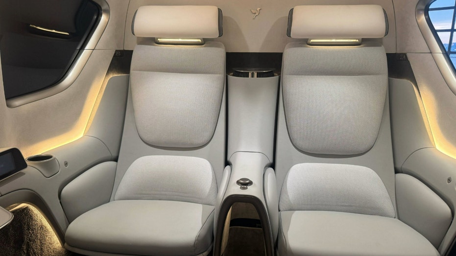 منظر داخلي للمقاعد داخل طائرة عمودية.