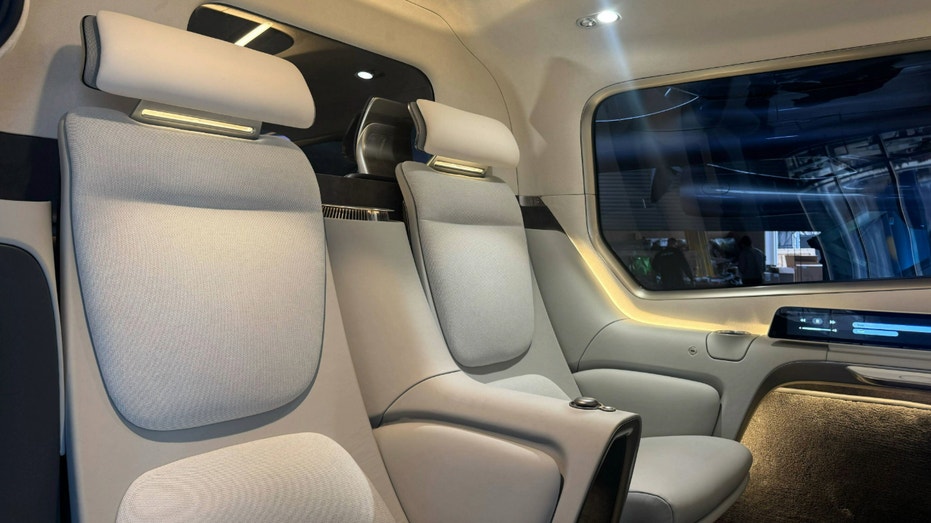 منظر داخلي للمقاعد داخل طائرة عمودية.