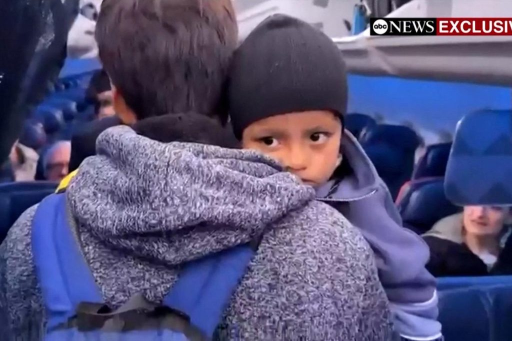 يعود ليام كونيجو راموس الصغير إلى مينيابوليس بعد أكثر من أسبوع من الاعتقال