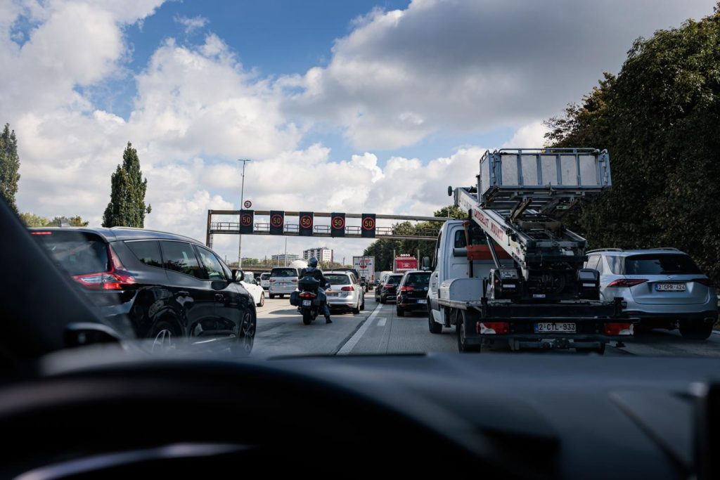وفي بلجيكا، تعيد فلاندرز ووالونيا إطلاق مشروع ملصقات الطريق السريع