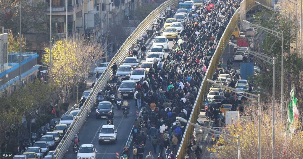 حسابات إيران بين “ضغط الشارع” و”كلفة الضربة الأميركية”