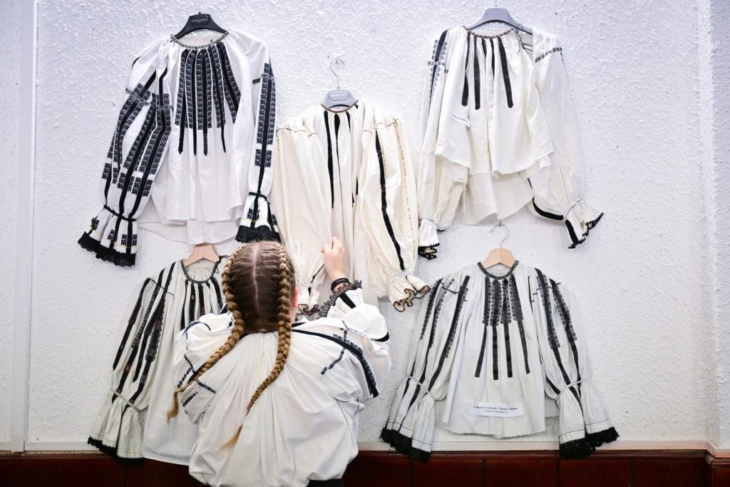 البلوزة التقليدية، التي خلدها ماتيس، هي موضوع الاستغلال السياسي في رومانيا