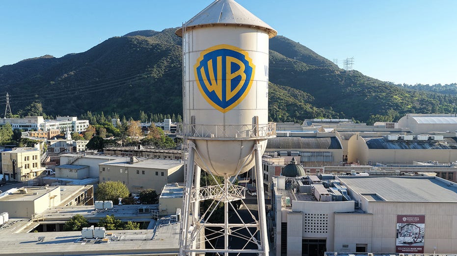 منظر جوي لشعار Warner Bros. المعروض على برج المياه في Warner Bros. Studio