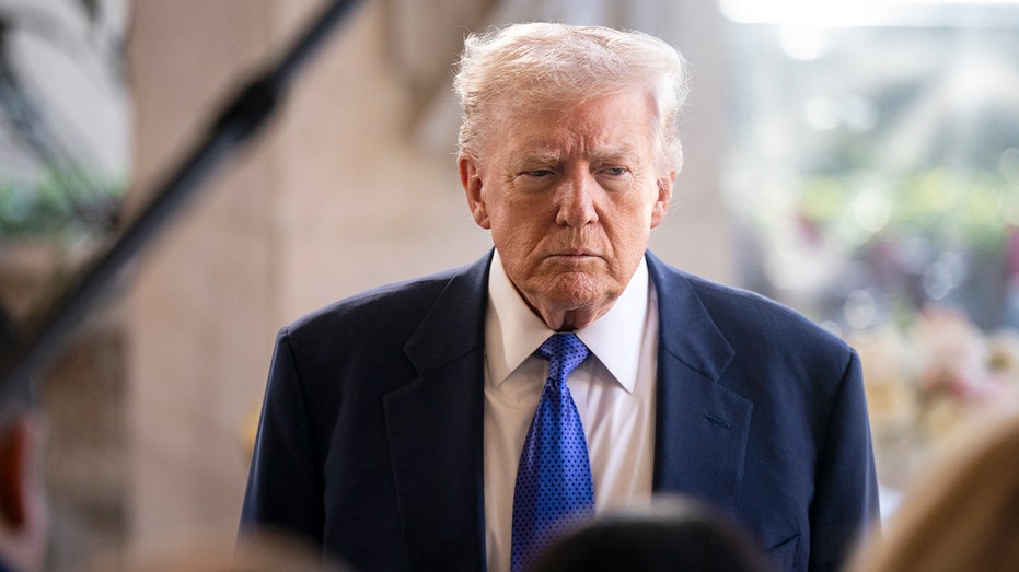 يقف الرئيس في الهواء الطلق مخاطبًا الصحفيين المتجمعين بالكاميرات والميكروفونات.