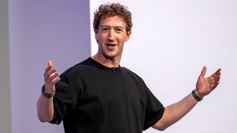 يقف أحد المسؤولين التنفيذيين في مجال التكنولوجيا على خشبة المسرح ويقدم أجهزة جديدة خلال إحدى فعاليات الشركة.