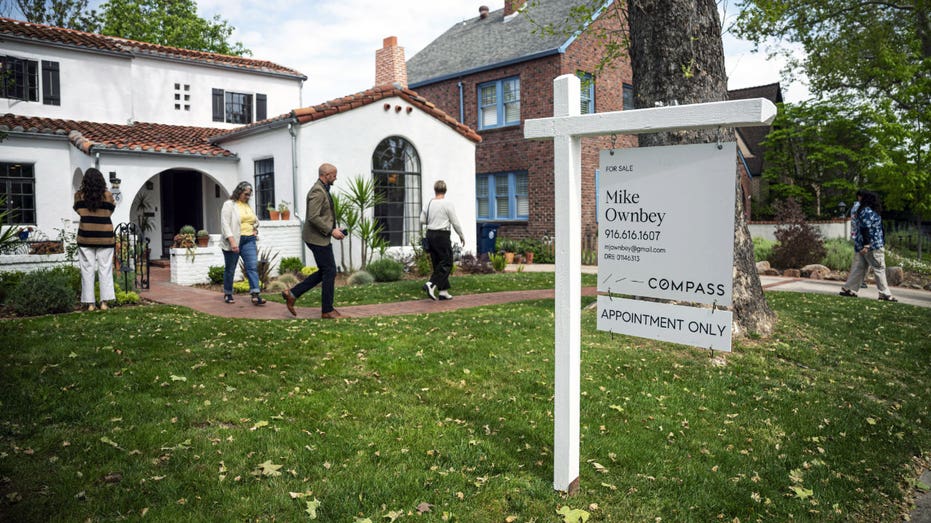 الناس يخرجون من منزل مفتوح في منزل للبيع.