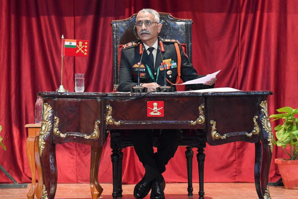 وفي الهند، تستغل المعارضة ما كشف عنه قائد الجيش السابق في مذكراته