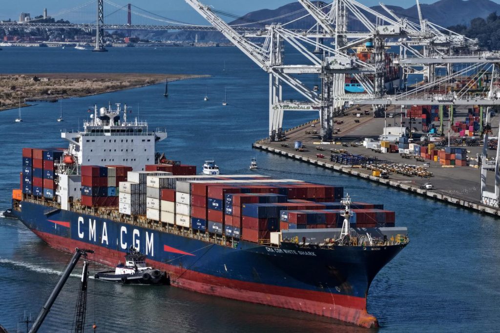 وتسجل الولايات المتحدة عجزاً تجارياً قياسياً في عام 2025 على الرغم من الرسوم الجمركية التي فرضها دونالد ترامب