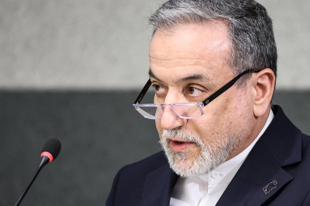 إيران تثير محادثات جديدة مع الولايات المتحدة وتكرر حقها في الدفاع عن نفسها في حال وقوع “عمل عدواني”