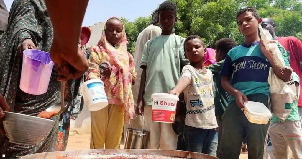 على رصيف الانتظار.. طوابير الإفطار تروي وجع العودة للخرطوم