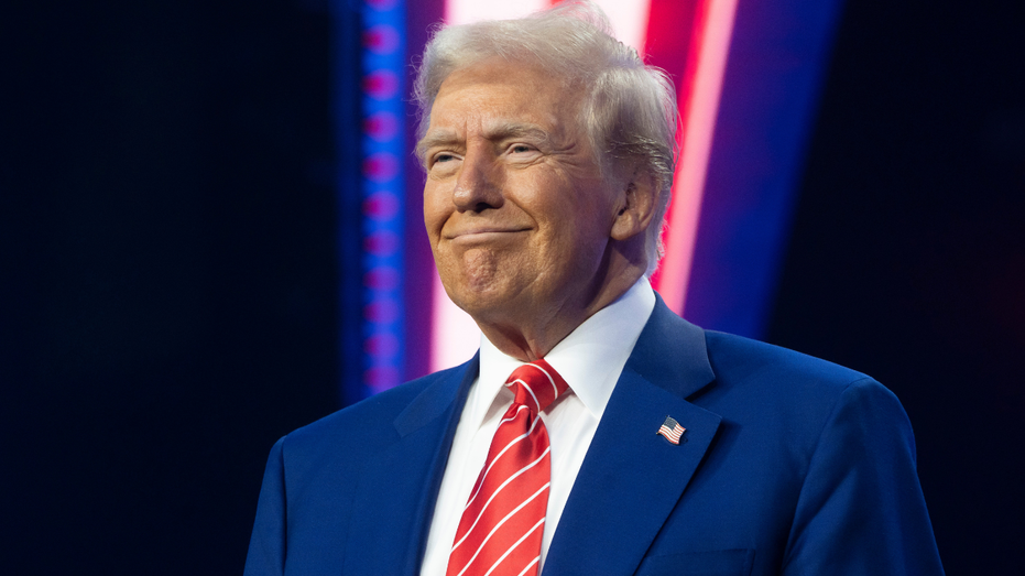 الرئيس الأمريكي المنتخب آنذاك دونالد ترامب يبتسم خلال حدث Turning Point USA في فينيكس، أريزونا.