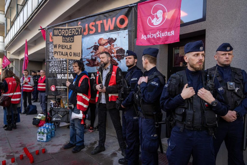 وستكون دول الاتحاد الأوروبي قادرة على تمويل عمليات الإجهاض بأموال أوروبية في البلدان التي يكون فيها التشريع مقيدا