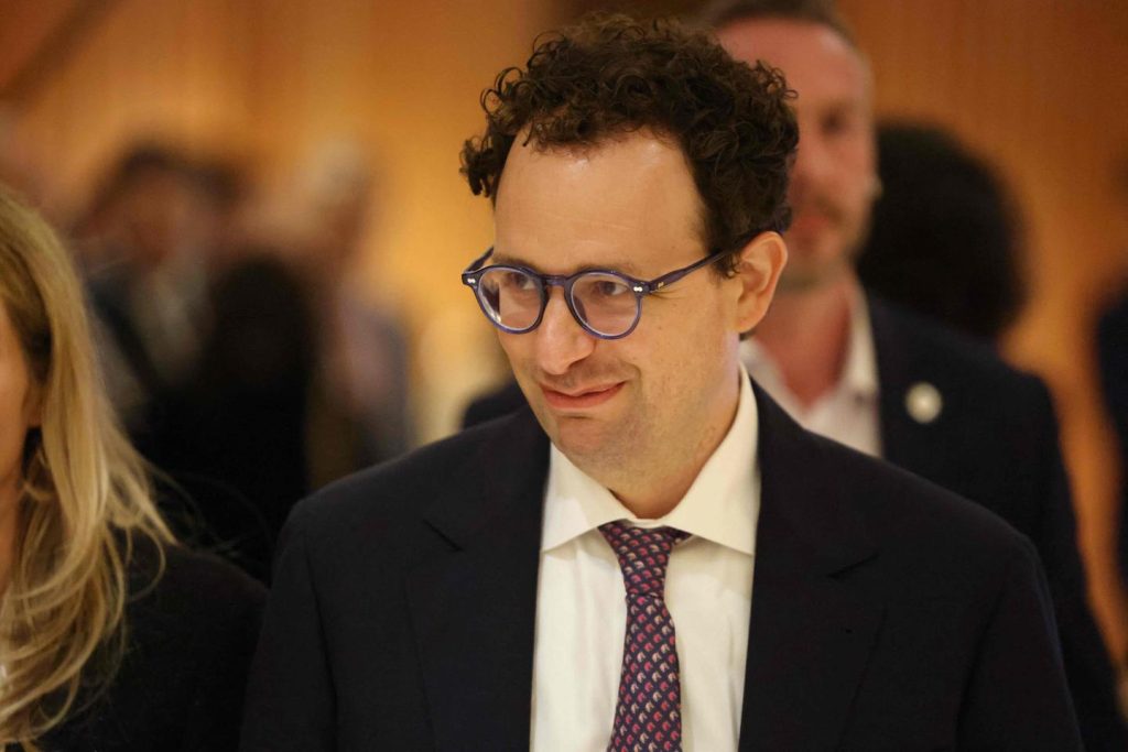 لا تستسلم الأنثروبيك لإنذار البنتاغون، وتمنع استخدام الذكاء الاصطناعي الخاص بها للمراقبة الجماعية والأسلحة المستقلة.