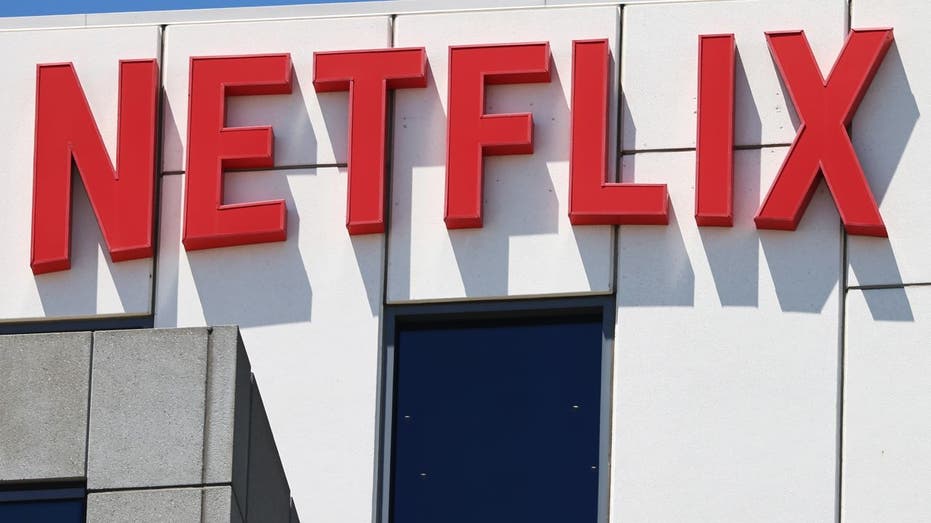 شعار Netflix معروض على أحد المباني